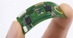 Flexible Leiterplatte wird gebogen und zeigt Materialeigenschaften für flexible Wearable-Gehäuse und Trägerstrukturen
