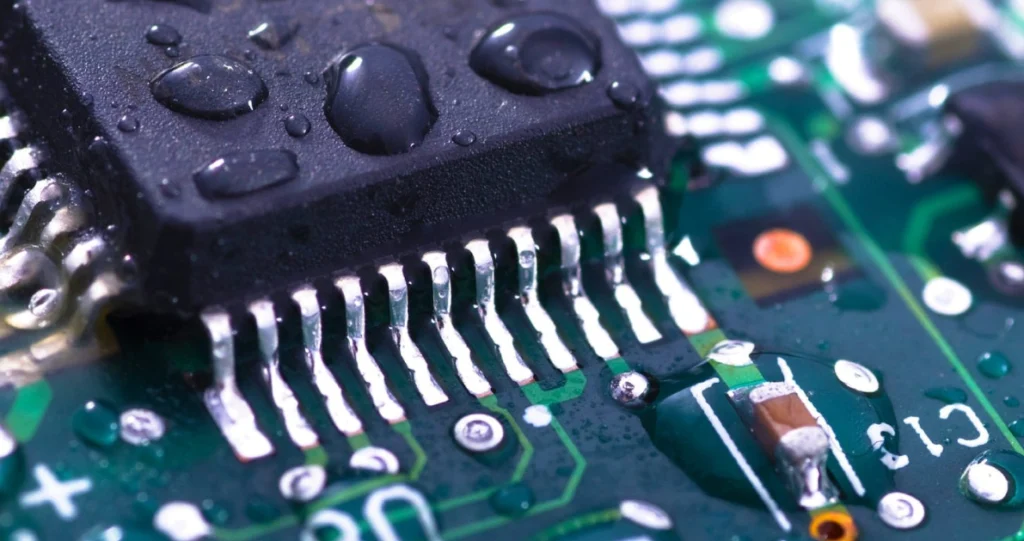Wassertropfen auf einer Leiterplatte zeigen die Bedeutung des Feuchtigkeits- und Schweißschutzes