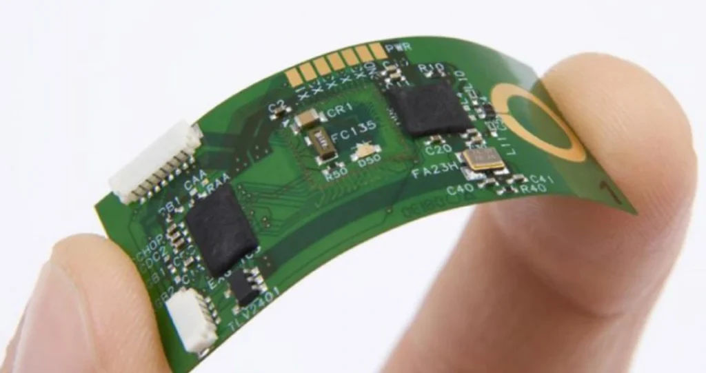 Hände biegen flexible Leiterplatte mit Bauteilen